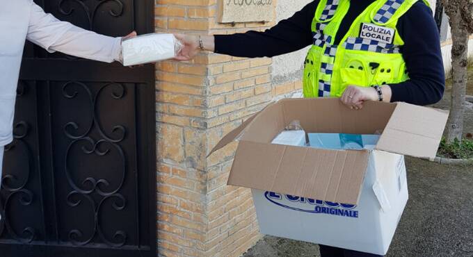 Covid-19 ad Ardea, la Polizia Locale distribuisce mascherine agli anziani e nelle case famiglia