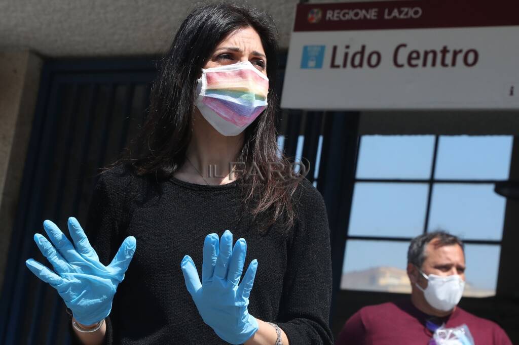 Emergenza covid-19, la sindaca Virginia Raggi distribuisce mascherine alla stazione Lido Centro