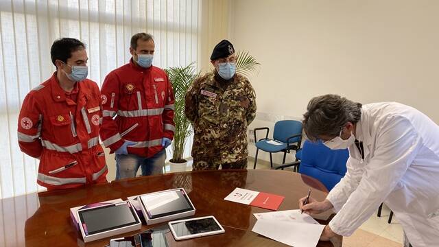 “È il tempo della videochiamata del cuore”, la Croce rossa di Latina dona tablet al Goretti per i pazienti contagiati dal Coronavirus