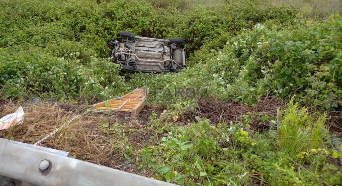 Latina, auto si ribalta sulla via Pontina e finisce in una scarpata