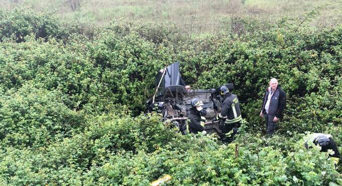 Latina, auto si ribalta sulla via Pontina e finisce in una scarpata