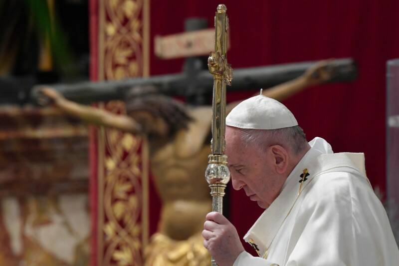Papa Francesco: “Il Crocifisso è il grande libro dell’amore di Dio”