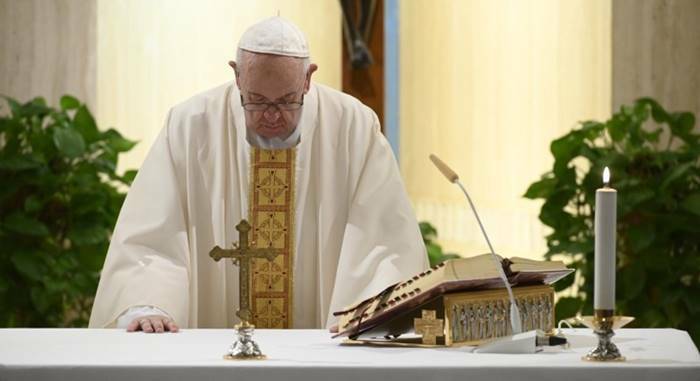 Covid-19, il Papa: “Messe in streaming solo in tempi di crisi, la Chiesa non è virtuale”