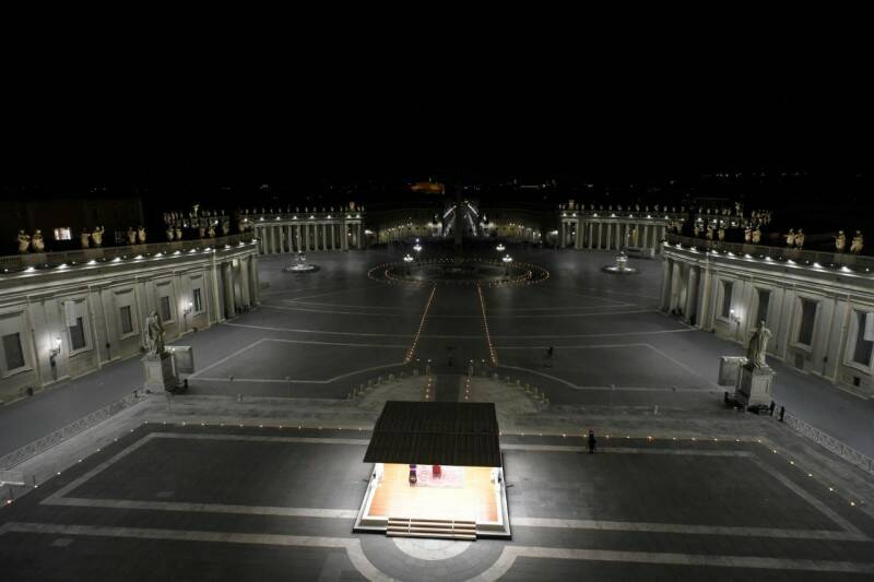 Silenzio e preghiere: la Via Crucis di Papa Francesco in una piazza San Pietro deserta