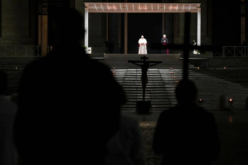 papa francesco via crucis venerdì santo 2020 in piazza san pietro deserta coronavirus