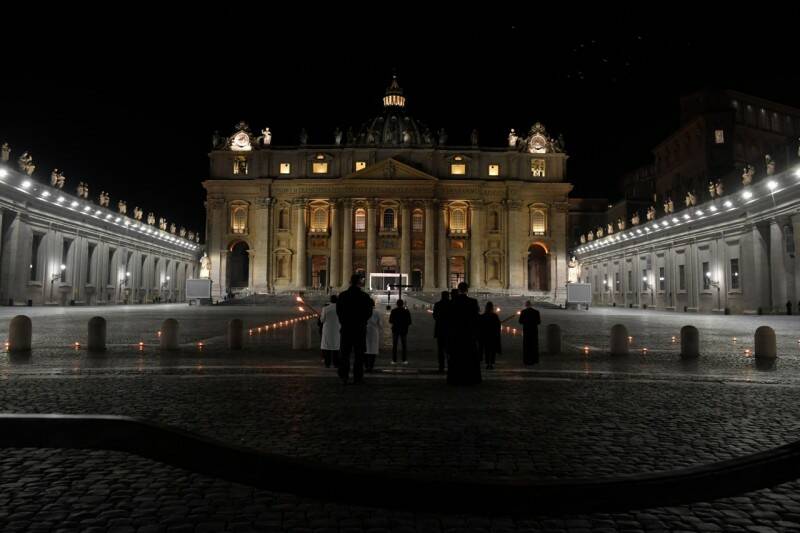 Venerdì Santo, la Via Crucis di Papa Francesco in una piazza San Pietro deserta