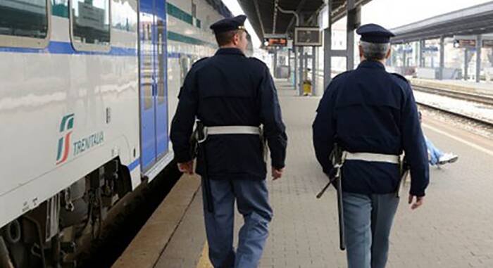 Sul treno da Fiumicino a Roma senza mascherina aggredisce gli agenti: arrestato