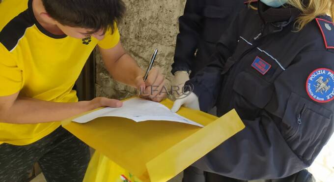 Roma, gli agenti di Città Metropolitana consegnano tablet agli studenti per la didattica a distanza