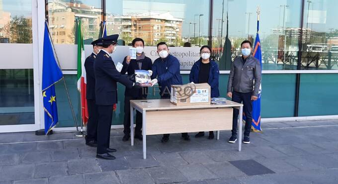 Roma, gli agenti di Città Metropolitana consegnano tablet agli studenti per la didattica a distanza