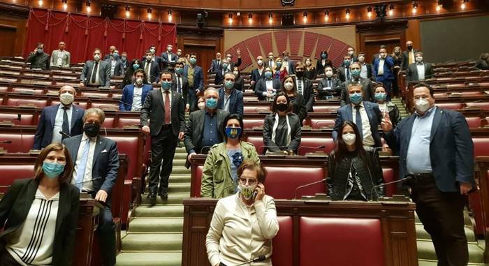 La Lega “occupa” il Parlamento italiano, in 30 restano dentro l’aula