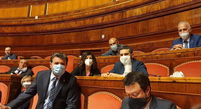 La Lega “occupa” il Parlamento italiano, in 30 restano dentro l’aula