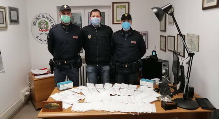 Roma, vende mascherine prive di certificazione: arrestato