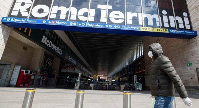 Covid-19, alla stazione di Roma Termini termoscanner per i viaggiatori in arrivo