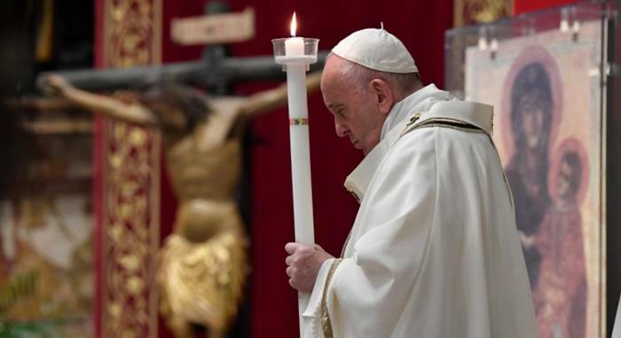 Pasqua, il Papa: “Basta guerre e aborti, uccidono gli innocenti: annunciamo la vita”