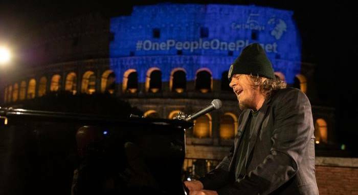 Earth Day, Zucchero “Canta la vita” con Bono davanti a un Colosseo deserto