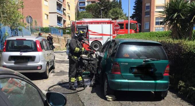 Auto in fiamme a Civitavecchia, guidatore salvato dai Vigili del Fuoco