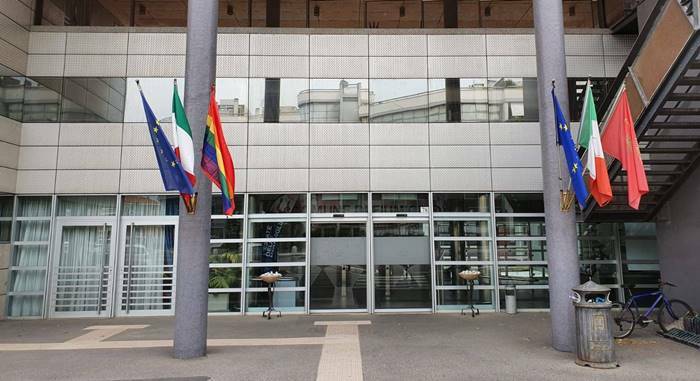 Giornata contro l’omofobia, sul Comune di Fiumicino sventola la bandiera arcobaleno