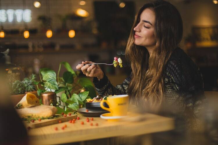 La cura della pelle parte da tavola, i cibi sì e no per la cute grassa