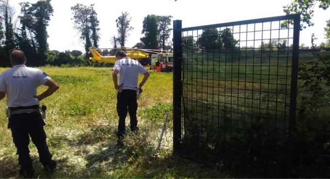 Fiumicino, cade mentre pota un albero in giardino: in codice rosso al San Camillo con l’eliambulanza