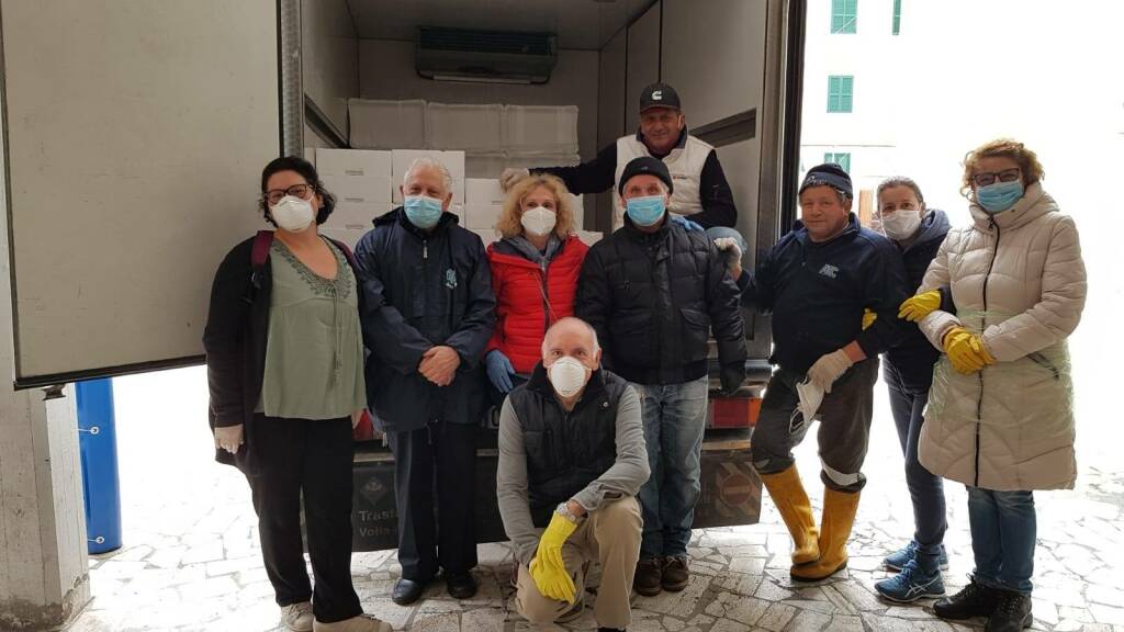 La Caritas SS. Pio e Antonio distribuisce oltre 200 pacchi alimentari, grazie alla generosità dei pescatori di Anzio