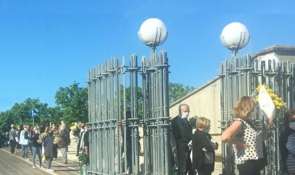 Cimitero riaperto a Latina, Codici: “File lunghissime di persone in attesa”