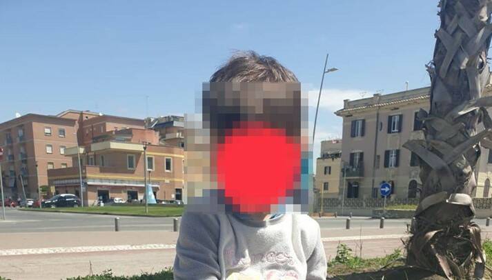 Ostia, Enrico di 3 anni si perde sul lungomare: la Polizia ritrova il papà dopo un km