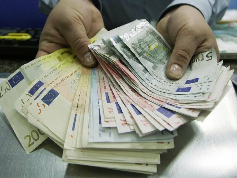 Ostia: “Sono l’ avvocato di tuo figlio che è dai carabinieri, servono 5000 euro”. Anziano truffato