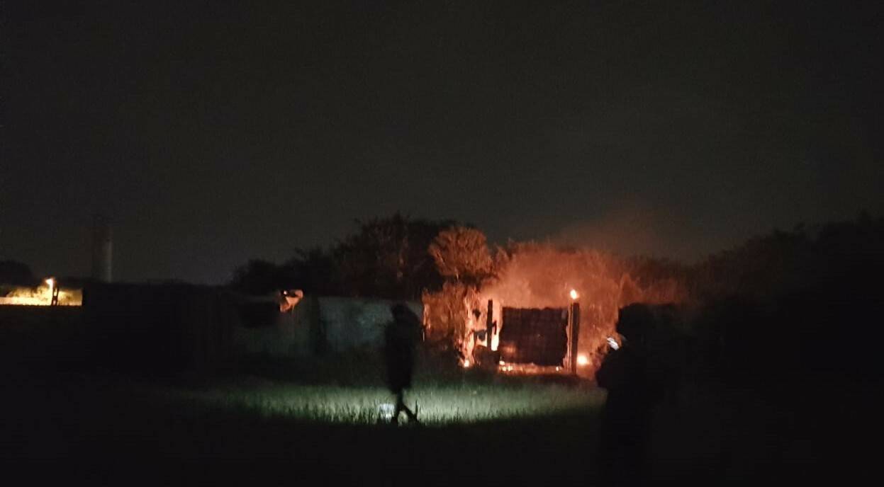 Axa-Malafede, incendi e plastica bruciata nel campo rom. I residenti: “Ora basta”