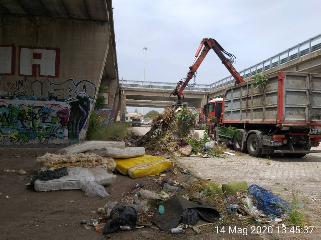 Ama rimuove 150 tonnellate di rifiuti a ridosso del campo rom di Acilia-Dragona