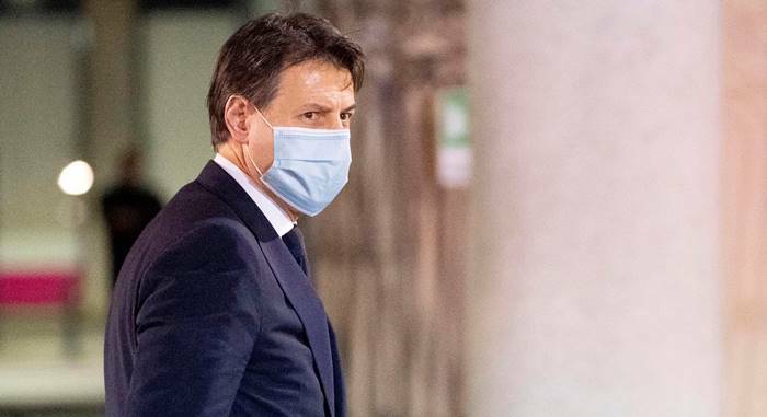 Fase 2, il premier Conte: “Non è ancora il momento dei party e della movida”