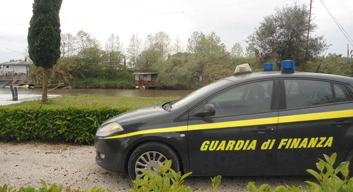 Pesca di frodo nell’area protetta del lago di Fondi, maxi sequestro della Finanza