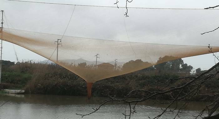 Pesca di frodo nell’area protetta del lago di Fondi, maxi sequestro della Finanza