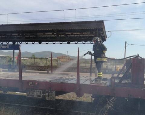 Incendio alla stazione di Fondi: in fiamme un treno merci