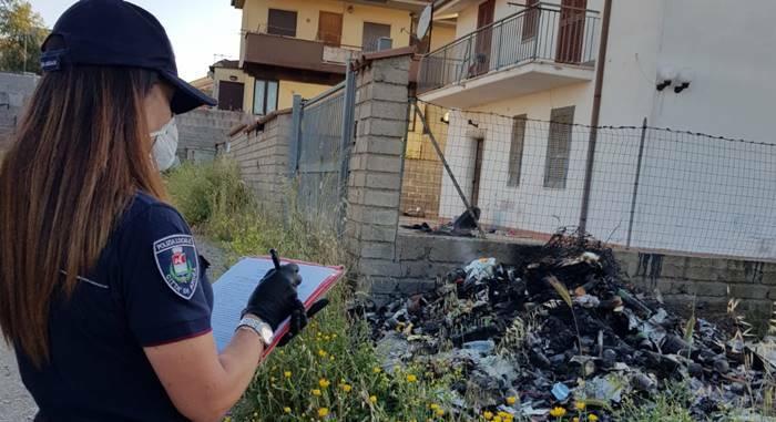 Ardea, dà fuoco in strada all’immondizia accatastata da giorni: denunciata