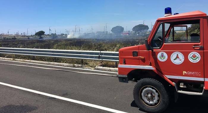 Fiumicino, incendio a ridosso del Corridoio C5