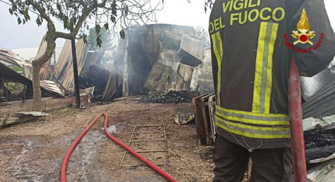 Sperlonga, violento incendio in campagna: distrutta una rimessa