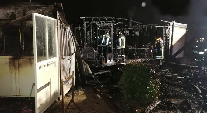 Incendio in un campeggio a Terracina, notte di paura