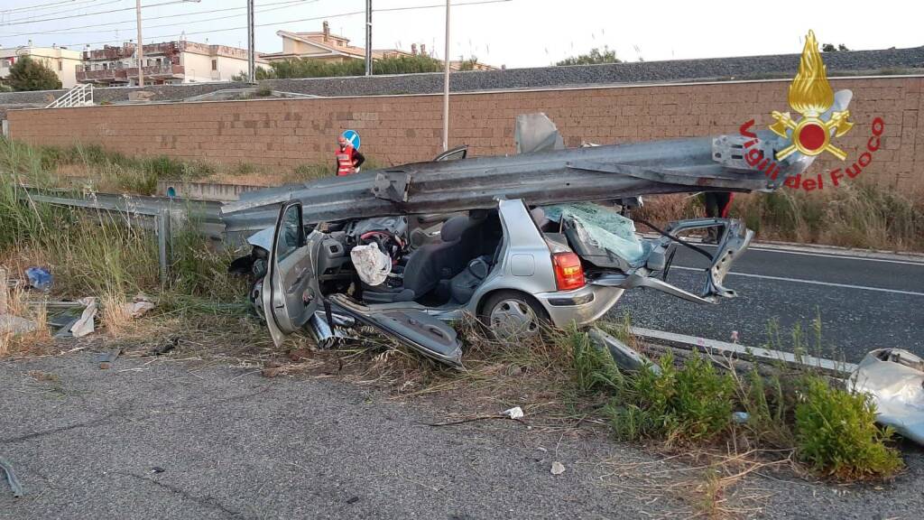 Auto si schianta sul guardrail, paura all’alba a Santa Marinella