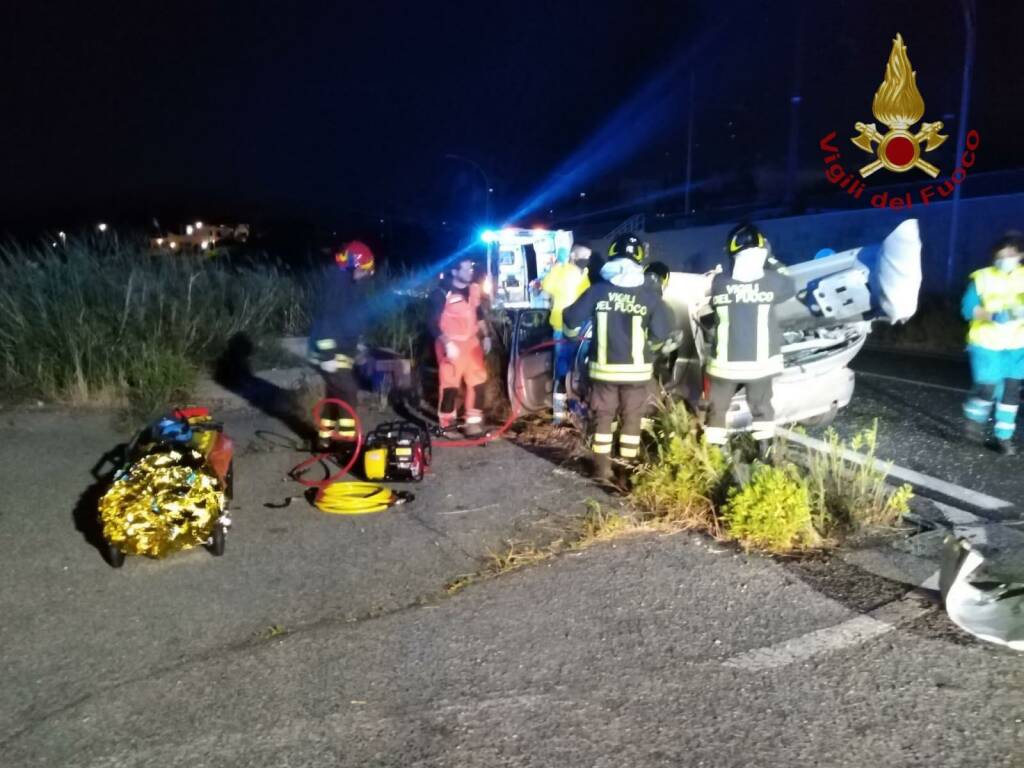 Auto si schianta sul guardrail, paura all’alba a Santa Marinella