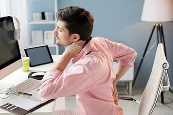 Smart working:  7 lavoratori su 10 soffrono di lombalgia e problematiche posturali