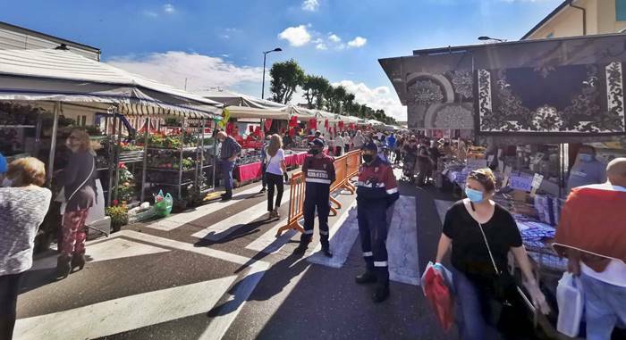 Fiumicino, sit-in di protesta dei residenti di Pesce Luna contro il mercato del sabato