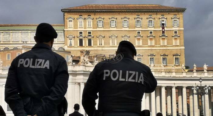Mascherine e poliziotti in piazza San Pietro: dal 31 maggio torna ad affacciarsi il Papa