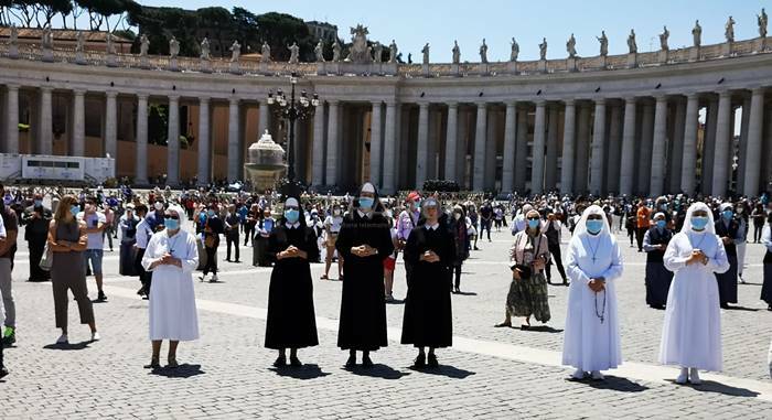 Il Papa “riabbraccia” i fedeli in piazza San Pietro: “Un piacere rivedervi” – VIDEO