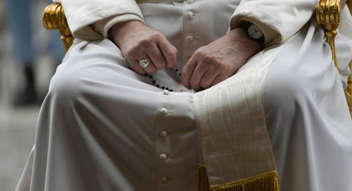 Covid-19, nei Giardini Vaticani il Papa prega il Rosario con medici e infermieri