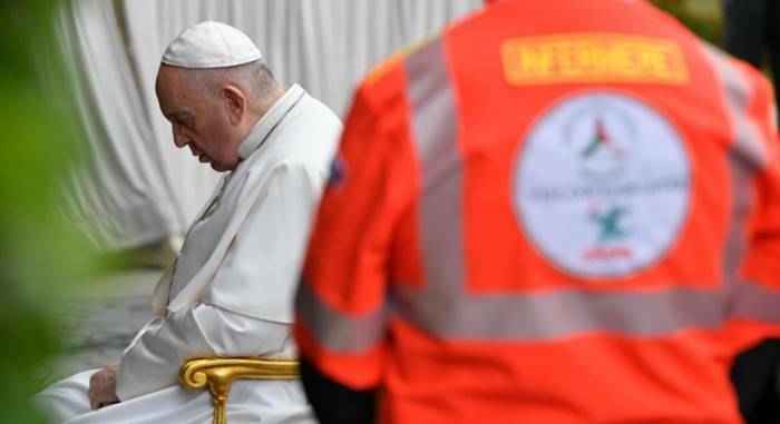 Covid-19, nei Giardini Vaticani il Papa prega il Rosario con medici e infermieri