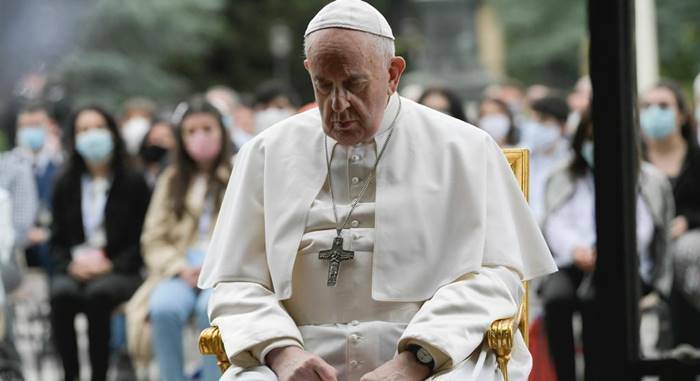 Covid-19, nei Giardini Vaticani il Papa prega il Rosario con medici e infermieri