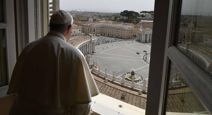 Riprendono le messe con i fedeli, il Papa: “Rispettiamo le norme per custodire la salute di tutti”
