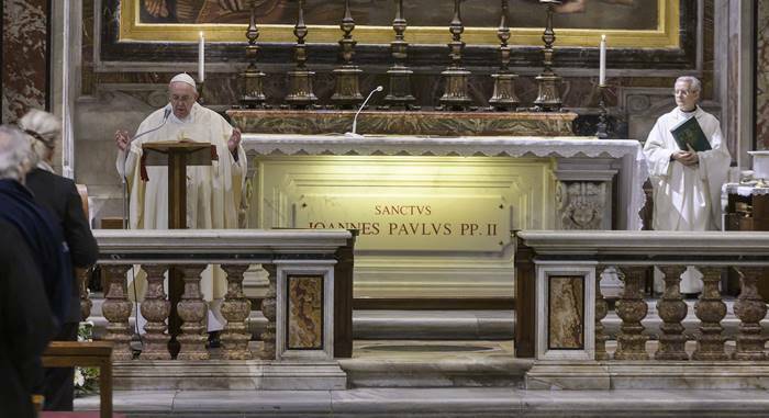 Francesco ricorda San Giovanni Paolo II: “Un uomo di preghiera vicino al popolo”
