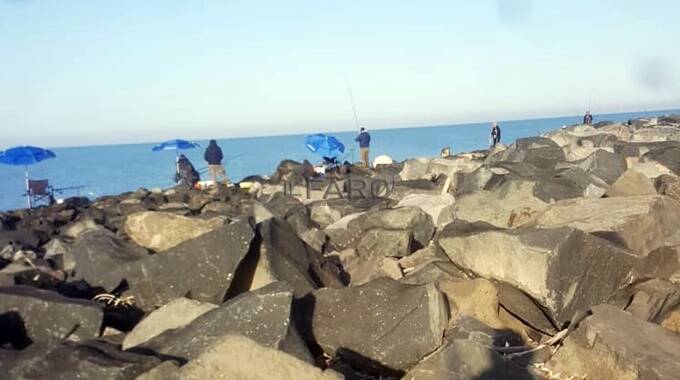 Pescatori “cacciati” dagli scogli a Fiumicino. La replica: “Eravamo a 6 metri l’uno dall’altro”