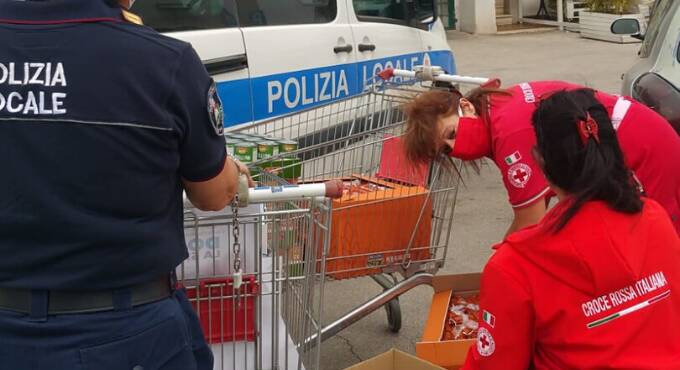 Ardea, la Polizia Locale acquista beni di prima necessità per donarli alle famiglie in difficoltà